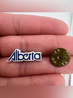 Alberta Canada Blue & White Plastic Travel Lapel Pin Pinback  Souvenirs Hat Pin
